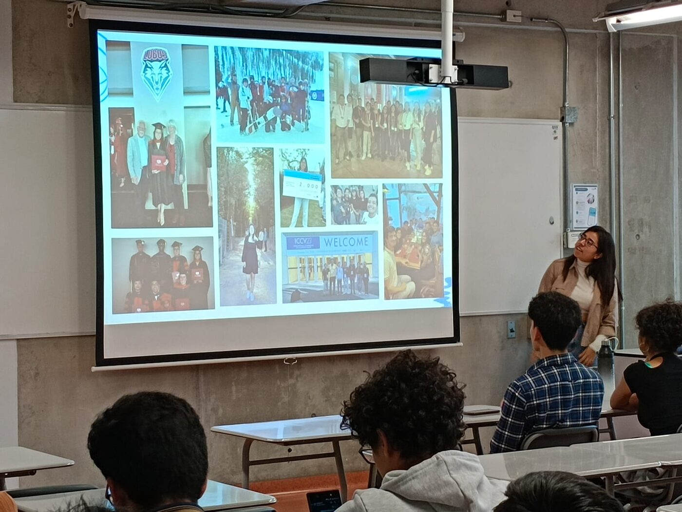 Exposición con un collage proyectado