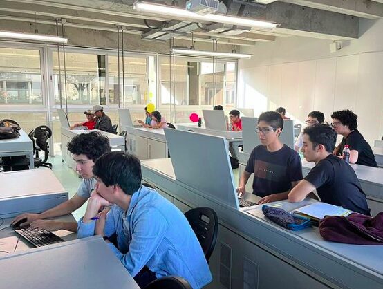 Estudiantes trabajando en el laboratorio de cómputo